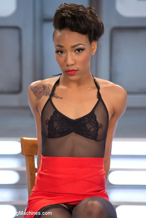 Kink '¡La estrella del porno prueba por primera vez las máquinas de follar y eyacula por todas partes!' protagonizando Nikki Darling (foto 2)