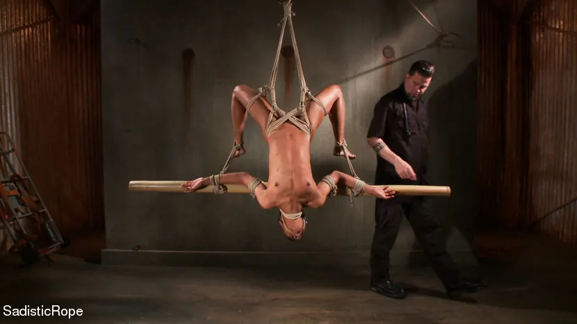 Kink 'Dominación total' protagonizando Nikki Darling (foto 16)