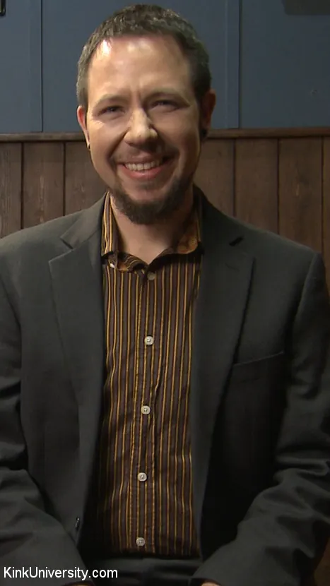 Kink 'Uso de ropa para bondage y juegos espontáneos' protagonizando Nikki Darling (foto 1)