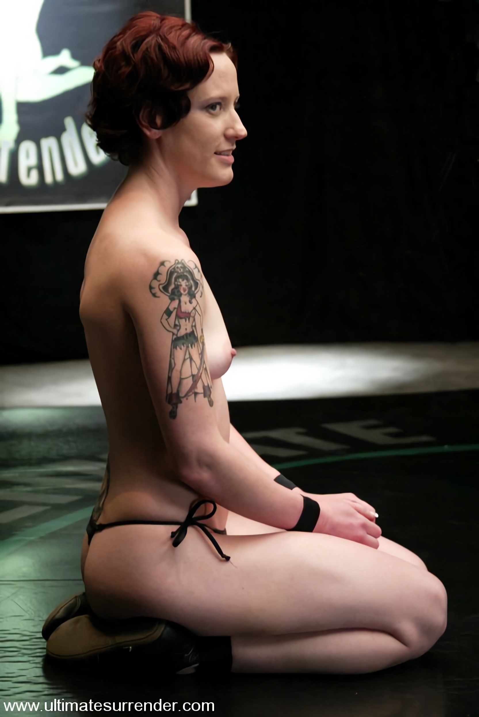 Kink '海賊(4-1)対女神(5-0)ニュースフラッシュ:海賊が女神を略奪します。' 主演 Nina (写真 1)