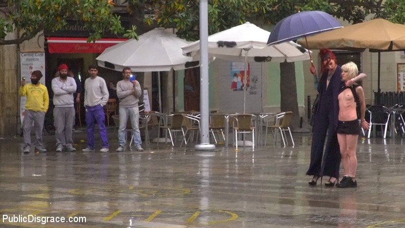 Kink '熱狂した雌犬は雨の中でぶら下がって鞭打ちを受けた！ - パート1' 主演 Nora Barcelona (写真 3)