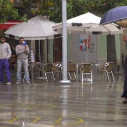 Nora Barcelona に 'Kink' 熱狂した雌犬は雨の中でぶら下がって鞭打ちを受けた！ - パート1 (サムネイル 3)