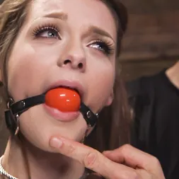 Nora Riley en Entrenamiento de esclava anal de Nora Riley (foto 1) Nora Riley en 'Kink' Entrenamiento de esclava anal de Nora Riley (Miniatura 1)