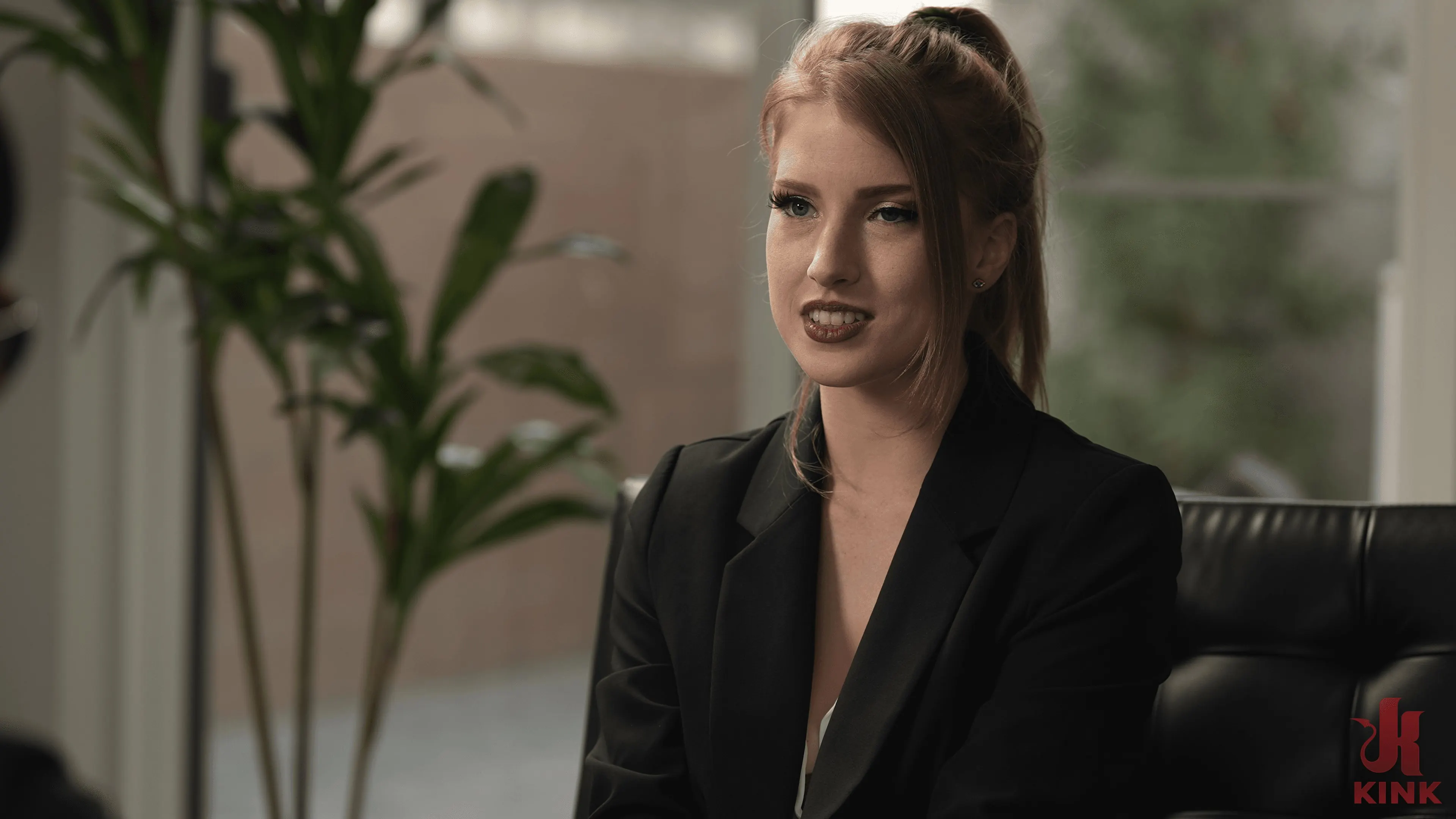 Octavia Red に '上司を軽蔑しない' from 'Kink' (写真 1) Kink '上司を軽蔑しない' 主演 Octavia Red (写真 1)