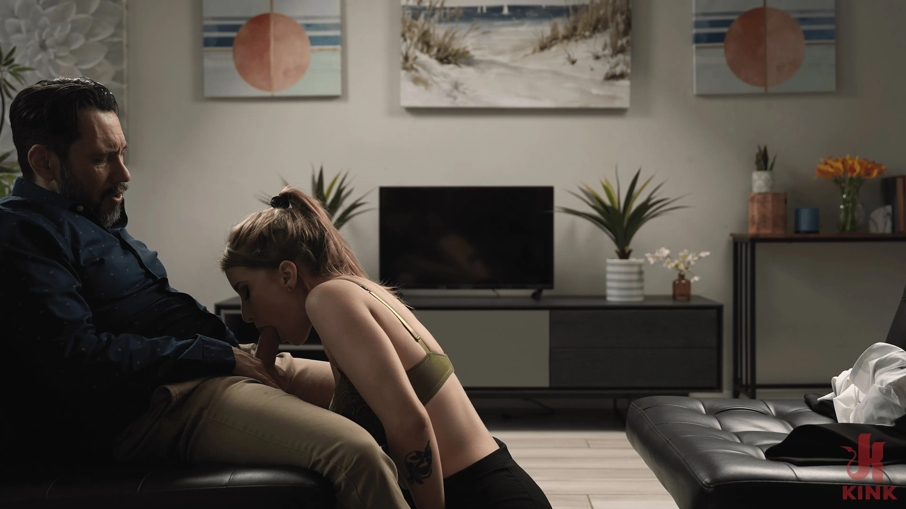 Octavia Red に '上司を軽蔑しない' from 'Kink' (写真 3) Kink '上司を軽蔑しない' 主演 Octavia Red (写真 3)