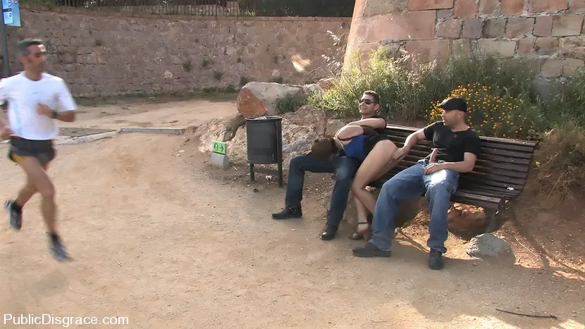 Oliver en 'Alina Rose se deja follar por dos hombres en público' from 'Kink' (foto 8) Kink 'Alina Rose se deja follar por dos hombres en público' protagonizando Oliver (foto 8)