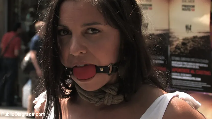 Kink 'Fully Nude and Barefoot in Public' starring Oliver (Photo 12)