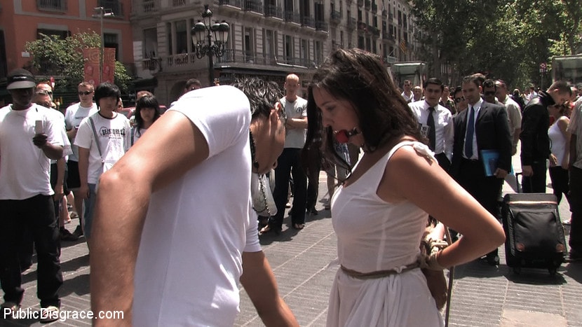 Kink 'Fully Nude and Barefoot in Public' starring Oliver (Photo 14)