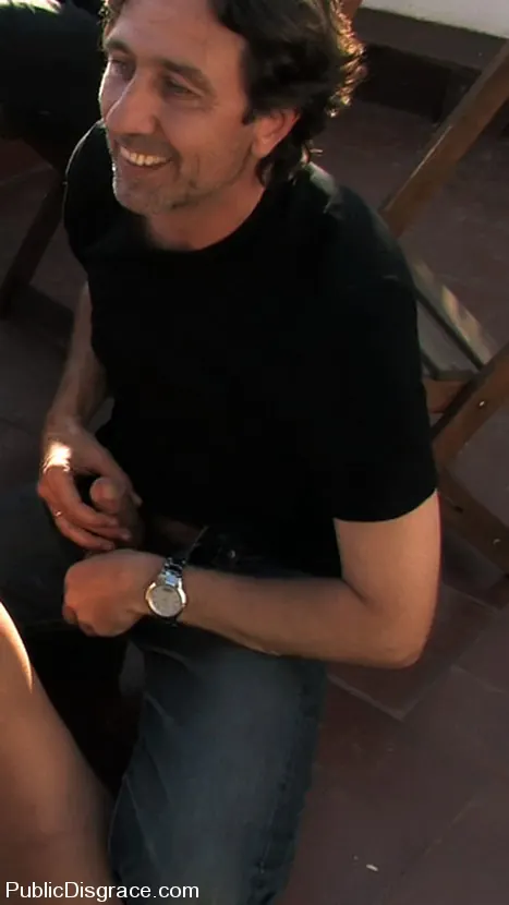 Oliver en 'Susana Abril desnuda por completo en la Plaza Central' from 'Kink' (foto 17) Kink 'Susana Abril desnuda por completo en la Plaza Central' protagonizando Oliver (foto 17)