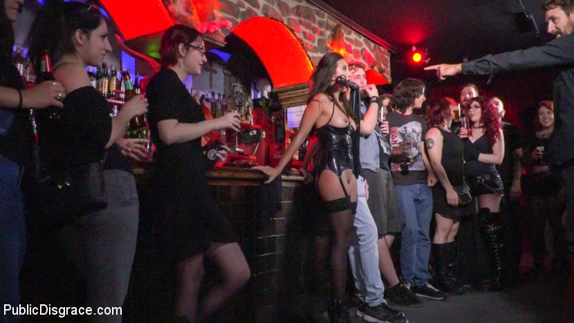 Kink 'Underground Goth Clubは野生のファックパーティーに変身！' 主演 Melody Petite (写真 2)