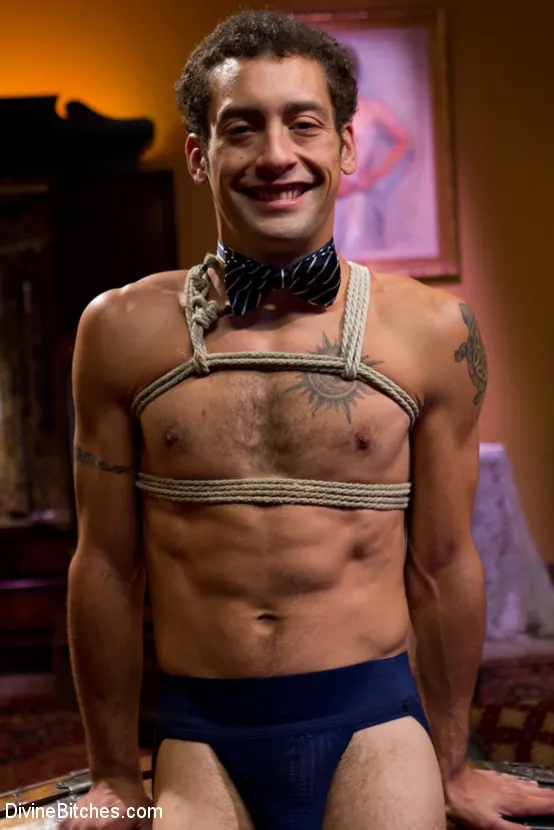 Kink '¡La fiesta de pijamas FemDom pública más intensa de la historia!' protagonizando Aiden Starr (foto 9)