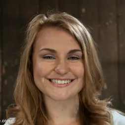 Payton Bell en Atada con un arnés de metal personalizado. Obligada a correrse, no puede detener los orgasmos que la atraviesan. (foto 2) Payton Bell en 'Kink' Atada con un arnés de metal personalizado. Obligada a correrse, no puede detener los orgasmos que la atraviesan. (Miniatura 2)