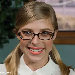 Penny Pax en 'Kink' Una puta que ayuda: una presentación destacada sobre sexo duro (Miniatura 2)