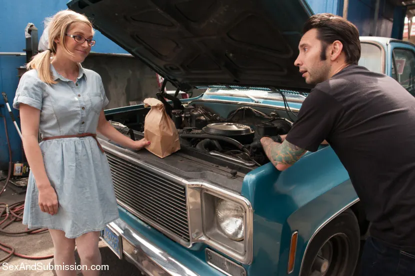 Kink 'Una puta que ayuda: una presentación destacada sobre sexo duro' protagonizando Penny Pax (foto 16)