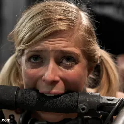 Penny Pax en 'Kink' La rubia Penny Pax sometida a brutal esclavitud (Miniatura 6)