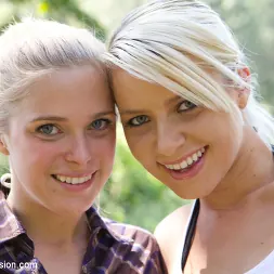 Penny Pax en 'Kink' Capturadas en el bosque: una presentación destacada: dos hermosas rubias folladas brutalmente en la naturaleza (Miniatura 2)