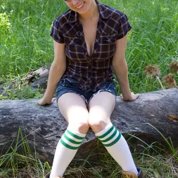 Penny Pax en 'Kink' Capturadas en el bosque: una presentación destacada: dos hermosas rubias folladas brutalmente en la naturaleza (Miniatura 12)