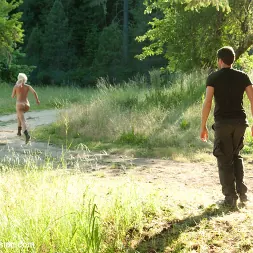 Penny Pax en 'Kink' Capturadas en el bosque: una presentación destacada: dos hermosas rubias folladas brutalmente en la naturaleza (Miniatura 13)