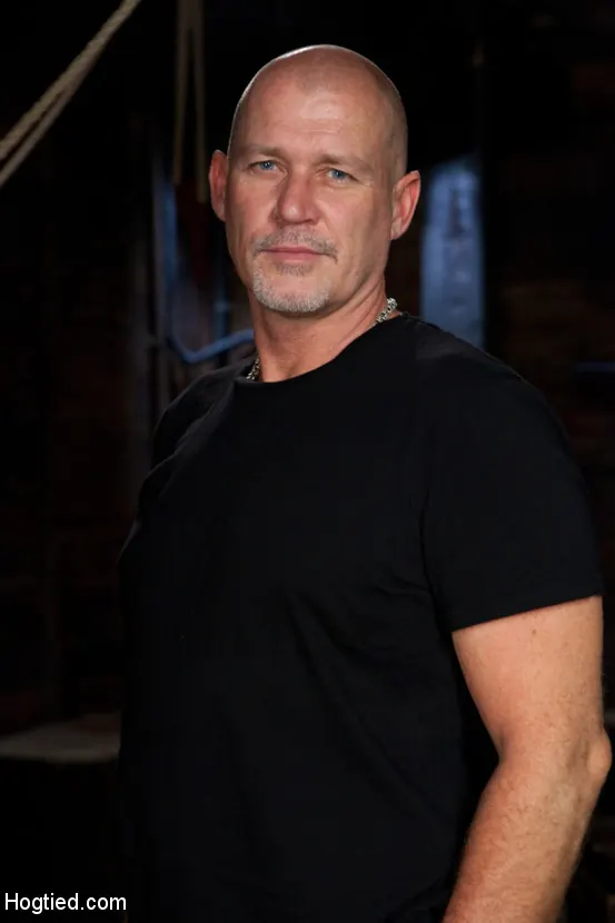 Kink 'La inocente Penny Pax se enfrenta a Mark Davis en una situación de esclavitud extrema' protagonizando Penny Pax (foto 1)