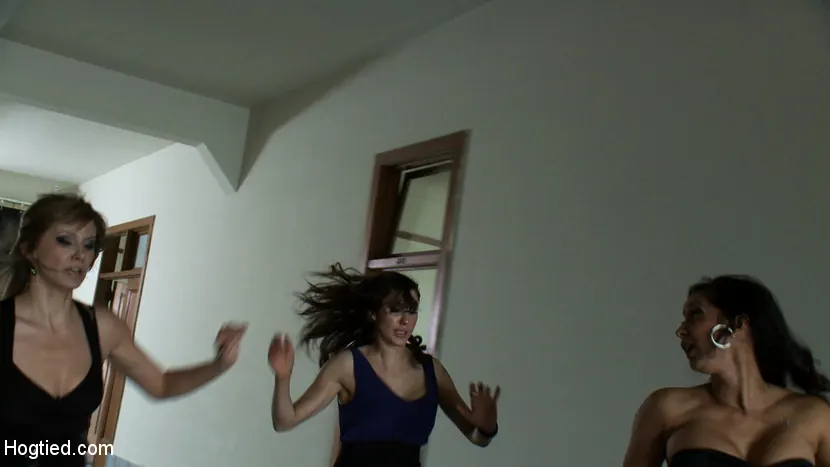 Princess Donna Dolore en 'La señorita Madeline, la princesa Donna y la amada Isis, capturadas y atadas. El tráiler de "Papá ha vuelto".' from 'Kink' (foto 14) Kink 'La señorita Madeline, la princesa Donna y la amada Isis, capturadas y atadas. El tráiler de "Papá ha vuelto".' protagonizando Princess Donna Dolore (foto 14)