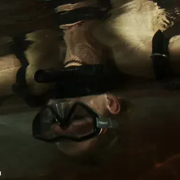 Rain DeGrey に 'Kink' 水中転倒Sybian大胆な大声でブロンドが嫌なオルガスムに苦しんでいる (サムネイル 4)