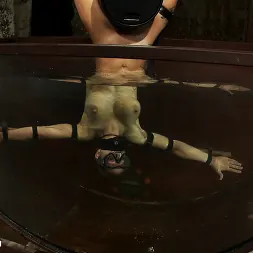 Rain DeGrey に 'Kink' 水中転倒Sybian大胆な大声でブロンドが嫌なオルガスムに苦しんでいる (サムネイル 9)