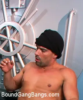 Kink 'ビッグラウンドのお尻を持つブルネット銀行の出品者は、彼女のいたずらなファンタジーで銀行強盗によって強姦される' 主演 Sheena Ryder (写真 18)