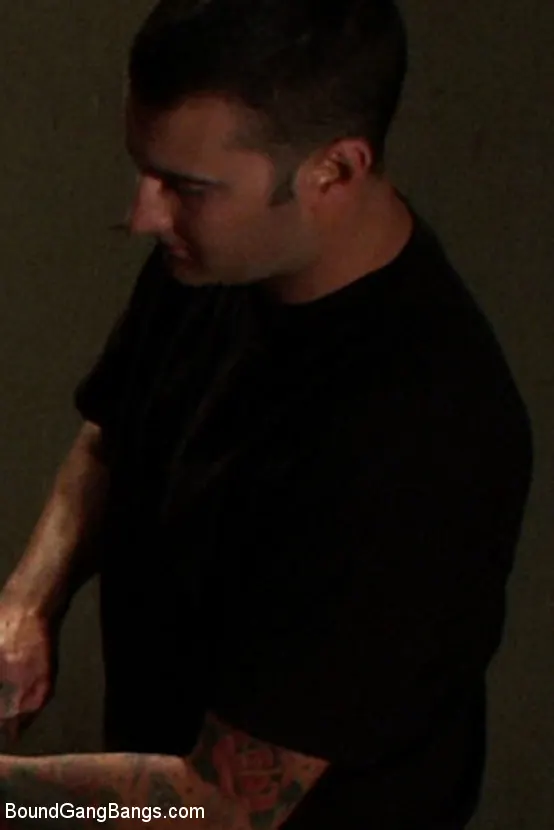 Kink 'Una chica es emboscada en la sala verde, arrastrada al set y follada en grupo' protagonizando Kaci Star (foto 9)