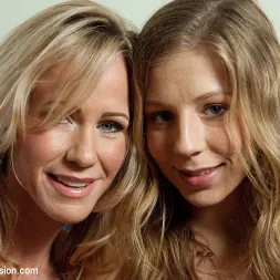 Simone Sonay に 甘いタブー (写真 2) Simone Sonay に 'Kink' 甘いタブー (サムネイル 2)