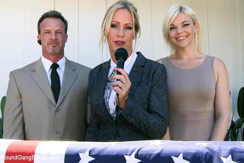 Simone Sonay に '投票Simone Sonay!ステップ・ママとギャングバンゲットが支配するホットブロンド! DAP!' from 'Kink' (写真 1) Kink '投票Simone Sonay!ステップ・ママとギャングバンゲットが支配するホットブロンド! DAP!' 主演 Simone Sonay (写真 1)