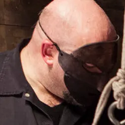 Raven Bay に 'Kink' ビッグタイツブルネットは残忍な奴隷に巻き込まれた。 (サムネイル 9)