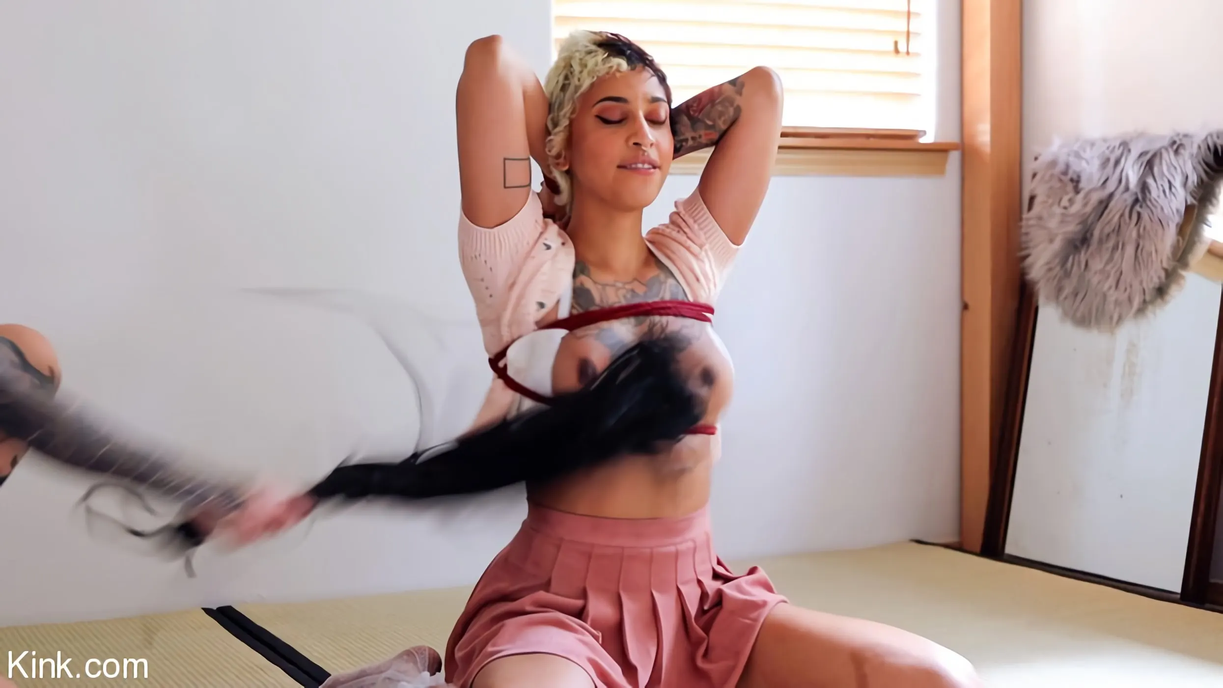 Rayvn Alexa en 'Parte 1 de Cam-Handled: Daño de la leva y Rayvn Alexa' from 'Kink' (foto 4) Kink 'Parte 1 de Cam-Handled: Daño de la leva y Rayvn Alexa' protagonizando Rayvn Alexa (foto 4)