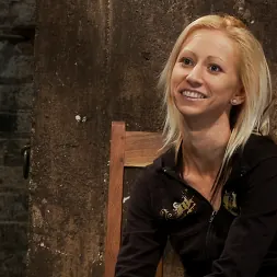 Rene Phoenix en 'Kink' ¡Esta pequeña y sexy rubia sufre pinzas para pezones con mucho peso y un quemador de entrepierna que la mantiene alerta! (Miniatura 2)