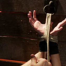 Rene Phoenix en 'Kink' ¡Esta pequeña y sexy rubia sufre pinzas para pezones con mucho peso y un quemador de entrepierna que la mantiene alerta! (Miniatura 14)