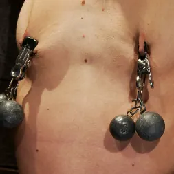 Rene Phoenix en 'Kink' ¡Esta pequeña y sexy rubia sufre pinzas para pezones con mucho peso y un quemador de entrepierna que la mantiene alerta! (Miniatura 17)