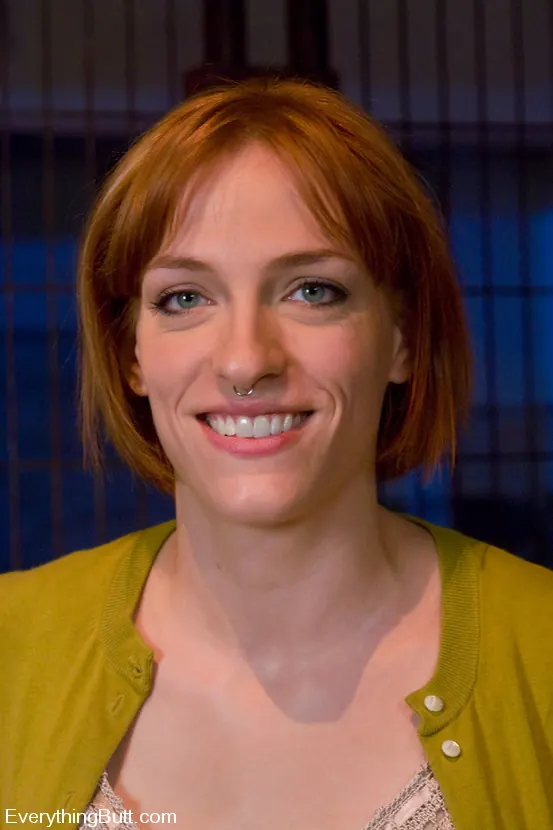 Kink 'アナルオーディション：ガロン浣腸で熱い花火の赤いヘッド！' 主演 Renee Broadway (写真 2)