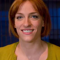 Renee Broadway に 'Kink' アナルオーディション：ガロン浣腸で熱い花火の赤いヘッド！ (サムネイル 2)