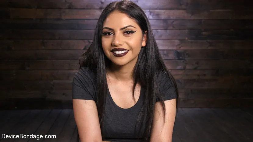 Kink 'A Quiet Riot: ¡Una zorra gótica se somete!' protagonizando Rose Darling (foto 2)