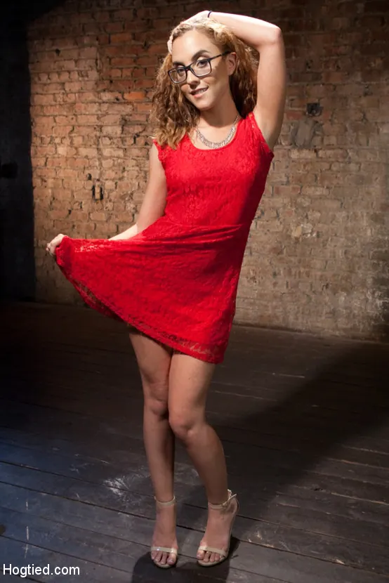 Roxanne Rae en 'Éxtasis brutal en bondage extremo' from 'Kink' (foto 2) Kink 'Éxtasis brutal en bondage extremo' protagonizando Roxanne Rae (foto 2)