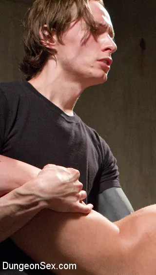 Roxanne Rae に 'ダンジョン・スラットは2本の大きなコックで吊り下げられた' from 'Kink' (写真 11) Kink 'ダンジョン・スラットは2本の大きなコックで吊り下げられた' 主演 Roxanne Rae (写真 11)