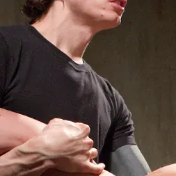 Roxanne Rae en Puta de mazmorra suspendida y follada por dos pollas enormes (foto 11) Roxanne Rae en 'Kink' Puta de mazmorra suspendida y follada por dos pollas enormes (Miniatura 11)