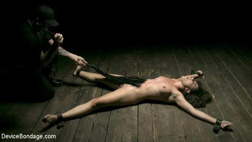 Roxanne Rae en 'Las profundidades del infierno - Día 3' from 'Kink' (foto 14) Kink 'Las profundidades del infierno - Día 3' protagonizando Roxanne Rae (foto 14)