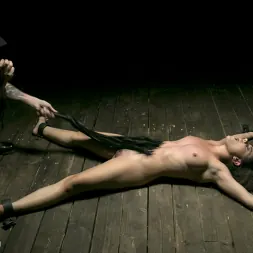 Roxanne Rae en Las profundidades del infierno - Día 3 (foto 14) Roxanne Rae en 'Kink' Las profundidades del infierno - Día 3 (Miniatura 14)