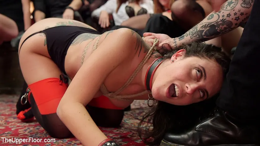 Roxanne Rae en 'El ataque brutal a la dulce Karlee Grey' from 'Kink' (foto 1) Kink 'El ataque brutal a la dulce Karlee Grey' protagonizando Roxanne Rae (foto 1)