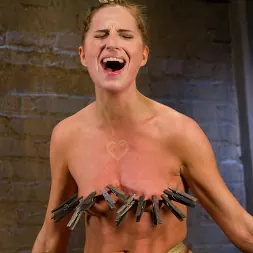 Roxy Rox en Hermosa recién llegada destruida por el bondage y los orgasmos con chorros (foto 10) Roxy Rox en 'Kink' Hermosa recién llegada destruida por el bondage y los orgasmos con chorros (Miniatura 10)