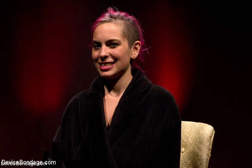 Kink 'Chica mala sexy domada por la cadena' protagonizando Rozen Debowe (foto 7)