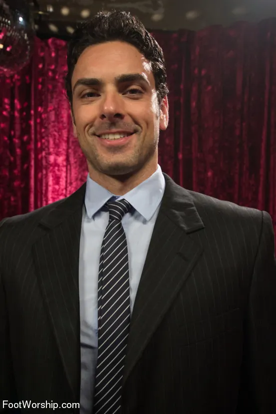 Kink 'シャンパンルームの足フェチ' 主演 Sarah Vandella (写真 18)