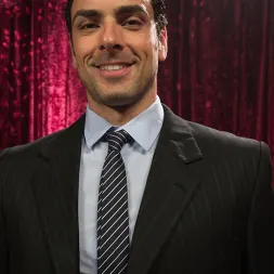 Sarah Vandella en 'Kink' Fetiche de pies en la sala de champán (Miniatura 18)