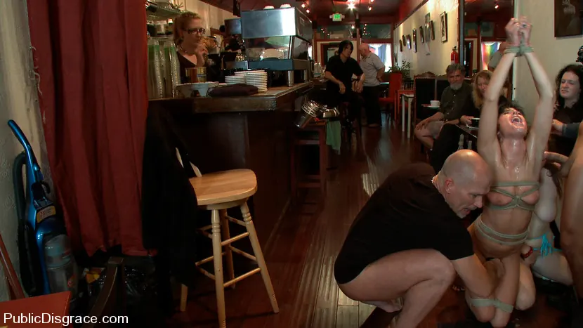 Sadie West en 'Terrenos malvados' from 'Kink' (foto 3) Kink 'Terrenos malvados' protagonizando Sadie West (foto 3)