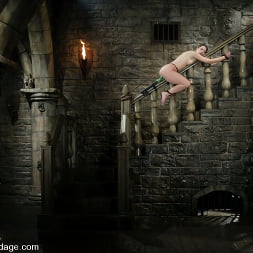 Sarah Blake in 'Kink' Sarah Blake (Thumbnail 7)